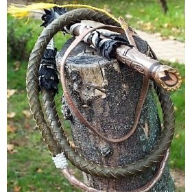 Patkolt karikás ostor, faragott nyéllel