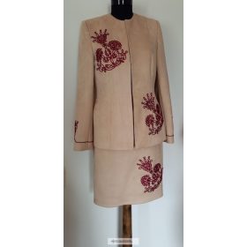 Orsi kosztüm-bordó díszítéssel