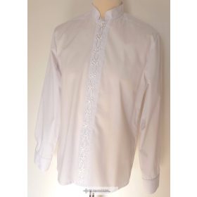 Lässiger Mann im weißen Hemd