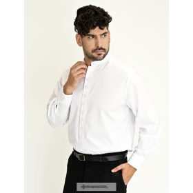 Lässiger Mann im weißen Hemd