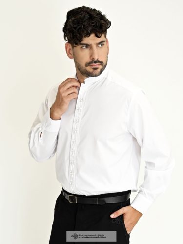 Lässiger Mann im weißen Hemd