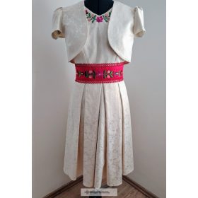 Hímzett kosztüm Emő