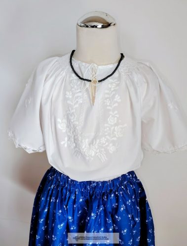 Kislány blúz-hímzett, matyó mintával-fehér