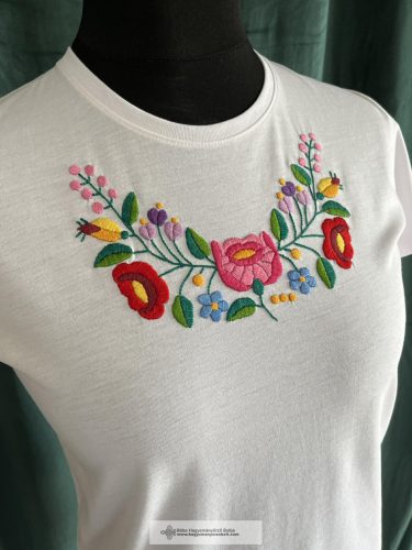 Hímzett póló, fehér