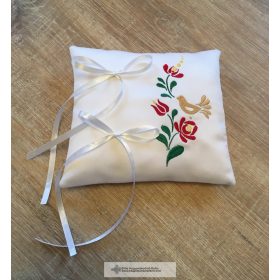 Hímzett gyűrűpárna-madaras