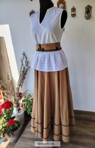 Lovagló szoknya blúzzal-Boróka