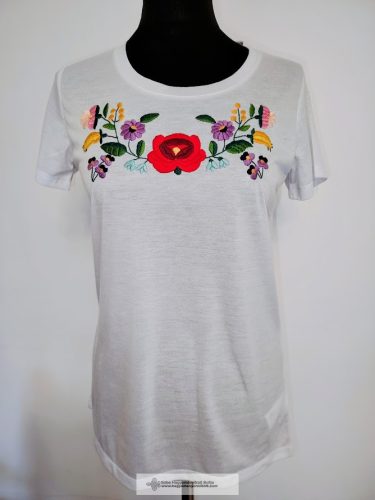 Hímzett kalocsai mintás póló