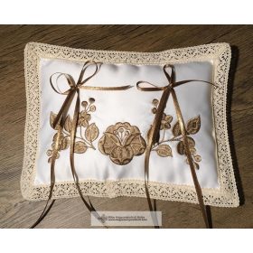 Hímzett gyűrűpárna-1