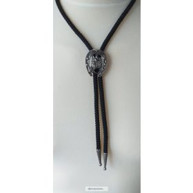 Lófej patkóban. zsinóros nyakkendő