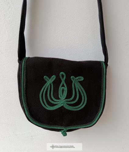 Fekete táska, zöld díszítéssel
