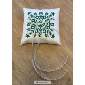   Hímzett gyűrűpárna, gyűrűhordozó párna, zöld hímzéssel