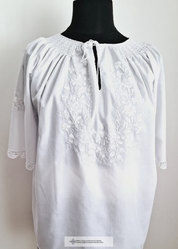 Embroidered blouse with matyo pattern