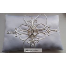 Gyűrűpárna-ekrü díszítéssel