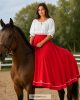 Roter Reitrock – traditioneller Tellerrock für Reitveranstaltungen
