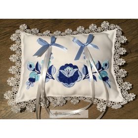 Hímzett gyűrűpárna-kék hímzéssel