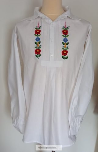 EMBROIDERED Peasant shirt.